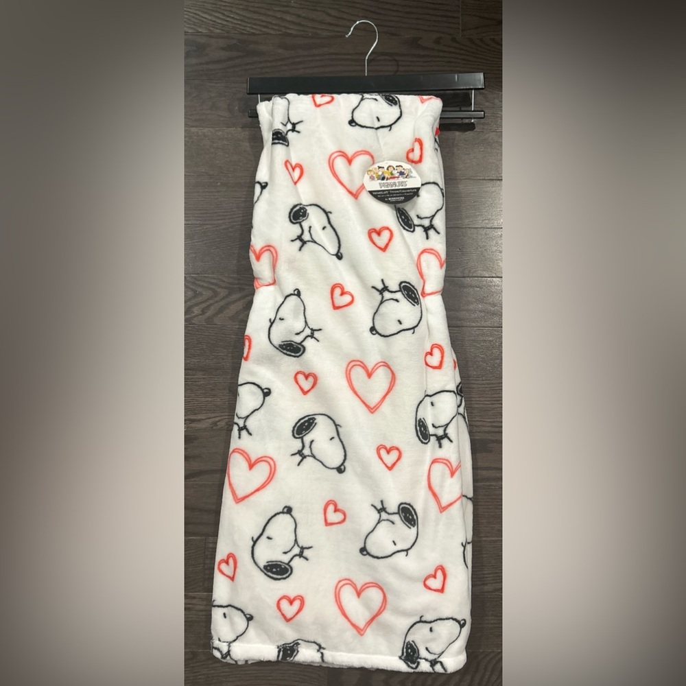 Peanuts throw - White with Red Hearts and Snoopy NEW